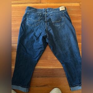 Signature by Levi Strauss Gold Mid-Rise Capri Jeans